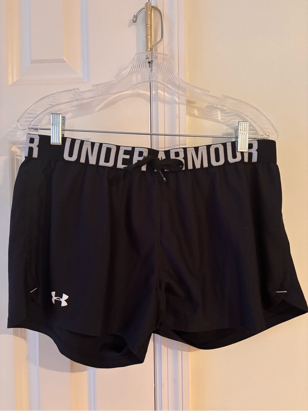 NWOT ~ Women’s Black Under Armour Athletic Shorts ~ Size Medium - Picture 2 of 2